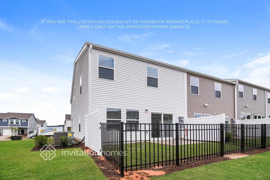 Building Photo - 827 Holiday Pk Ln