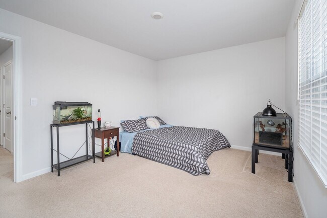 Building Photo - Bright 3-Bed End-Unit Townhome in Cedar St...