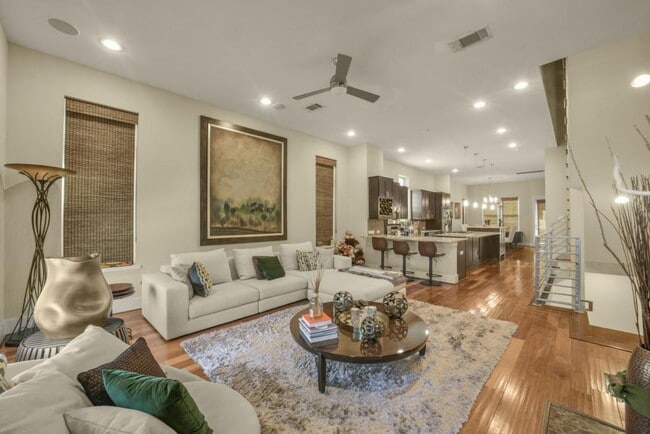 Building Photo - 5425A Hidalgo St