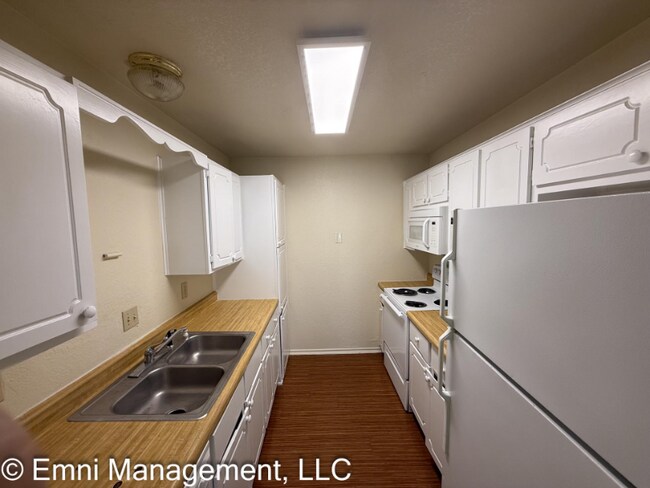 Building Photo - 2304 Silverhill Dr