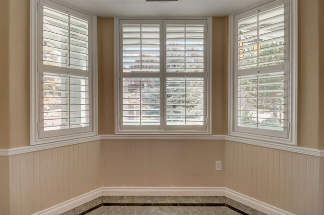 Building Photo - Incredible Home with Lake Views!