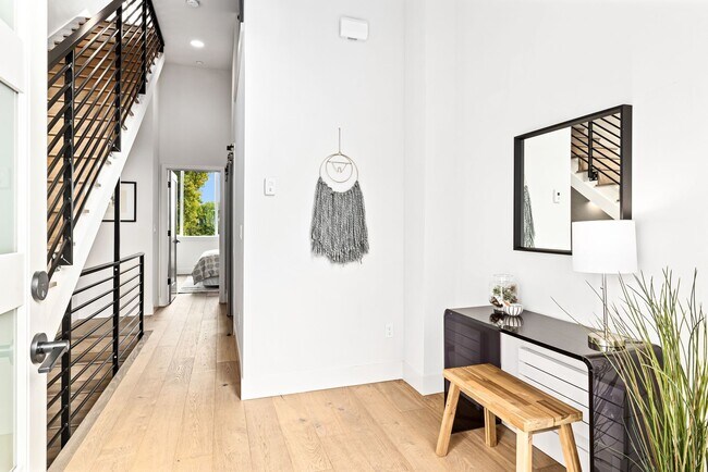 Building Photo - Wallingford Townhome