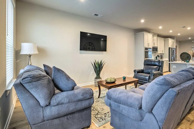 Building Photo - Luxury 3BR/2.5BA Condo w/ Balcony and Rooftop Terrace & Garage – Walk to One Loudoun