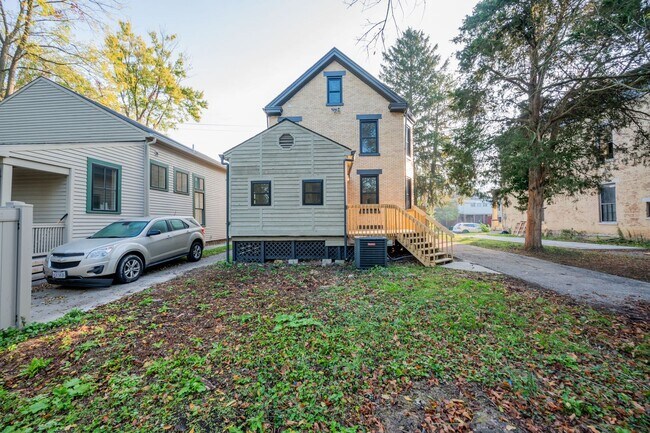 Building Photo - 4667 Hamilton Ave
