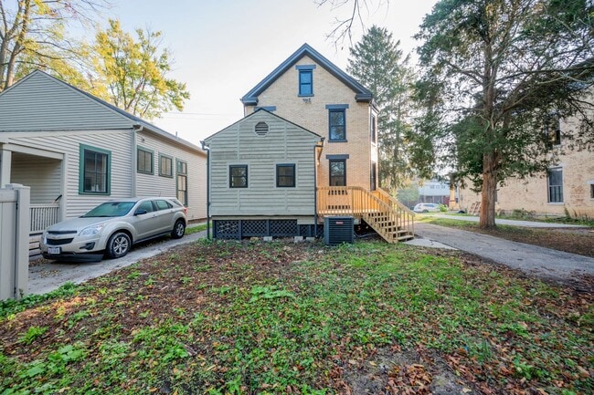 Building Photo - NORTHSIDE RARE GEM - FULLY RENOVATED 5+ BE...