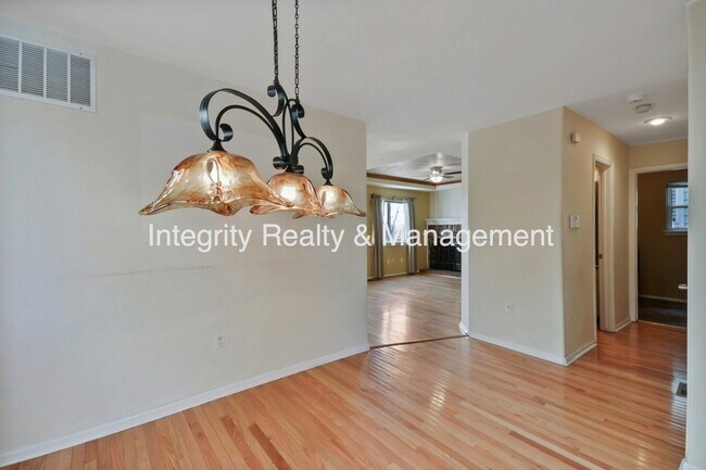 Building Photo - 4812 N Silverlace Dr