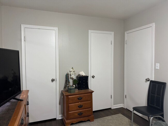 Building Photo - Spacious 4-Bedroom Home with Den, Fenced Yard & 3-Car Garage. Available Late July!