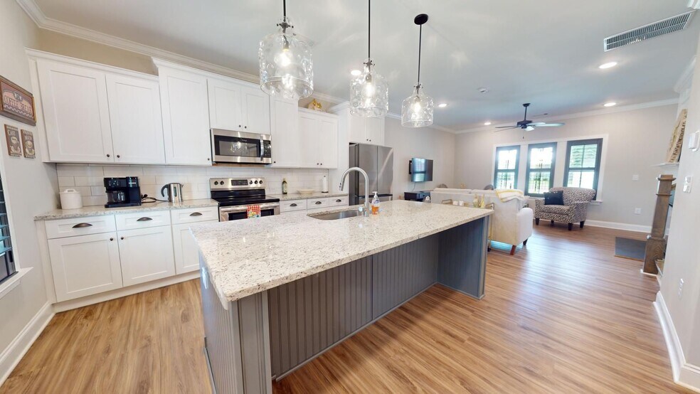 Building Photo - Like New Colonial Style Townhome close to Downtown Opelika