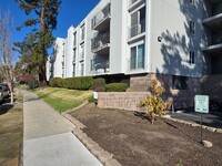 Building Photo - Remodeled Top Floor Condo, Gated Complex, ...