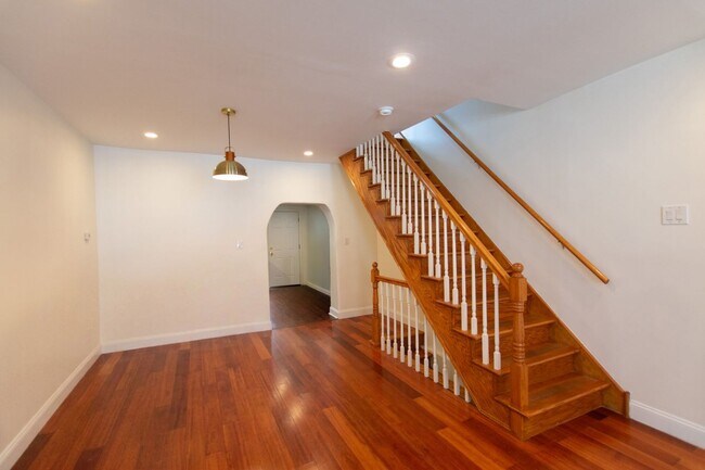 Building Photo - Excellent South Philadelphia Row Home