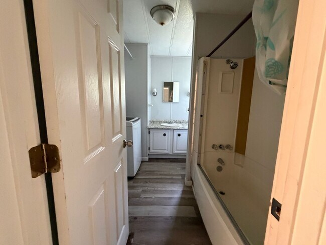 Building Photo - Spacious 3/2 available now!