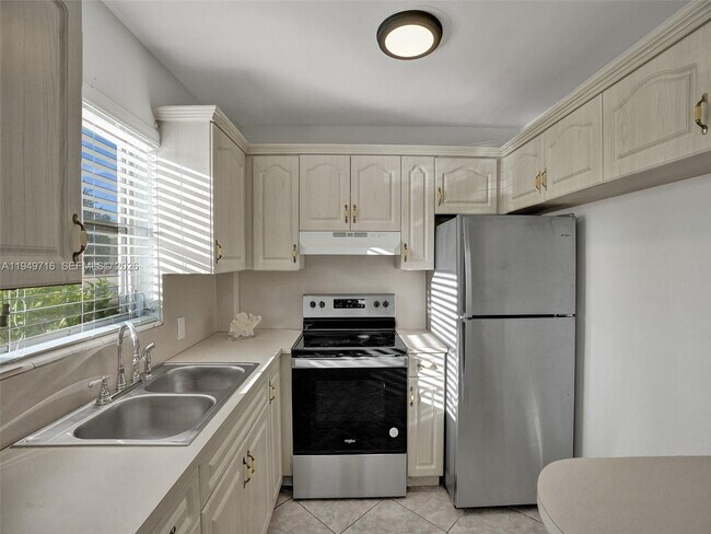 Building Photo - 5112 Hollywood Blvd