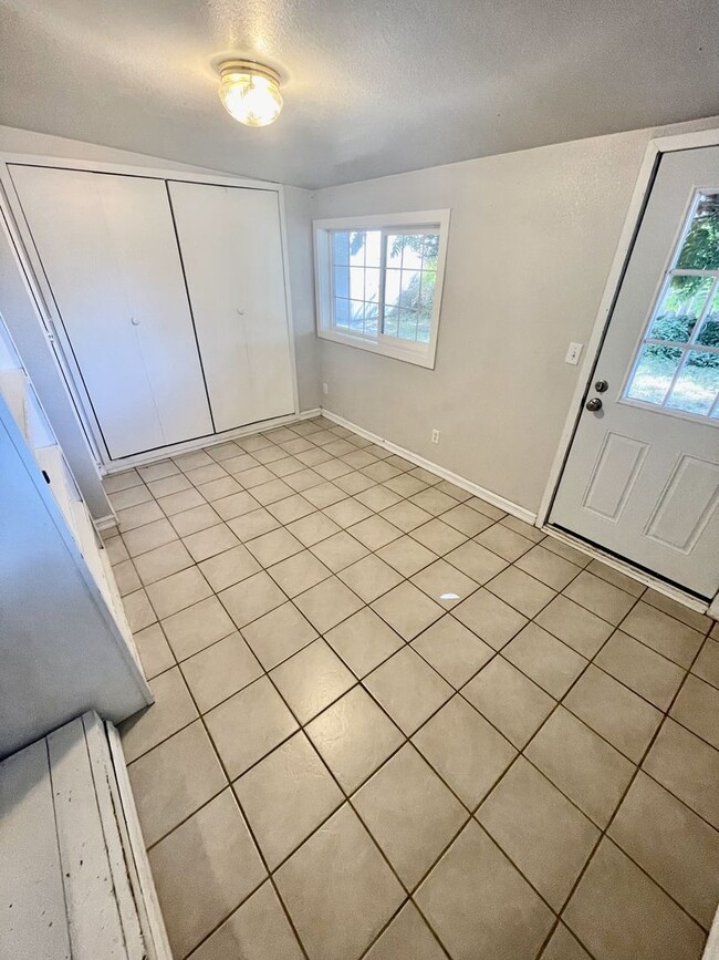 Building Photo - 3 bedroom 2 bathroom house