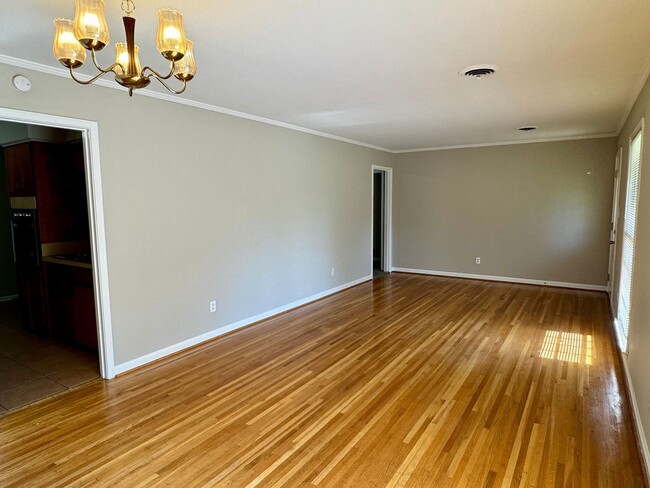 Building Photo - Cute & Cozy 3 Bedroom / 2 Bathroom in Mont...