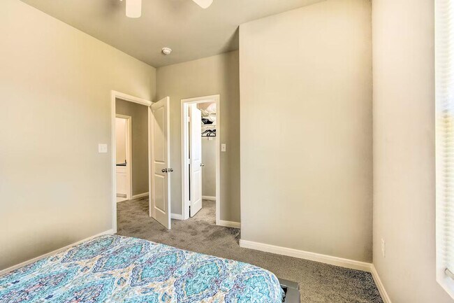 Building Photo - 3510 Oleander Ave