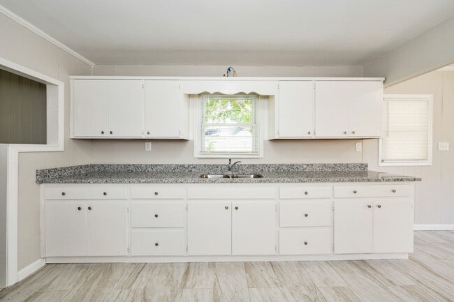 Building Photo - Exciting Opportunity! Charming 3 Bedroom Home in a Prime Location!