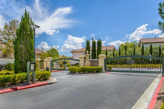 Building Photo - Stunning Gated Community in Summerlin!