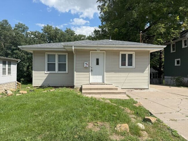 Building Photo - SPACIOUS 3 BR HOME HUGE BACKYARD