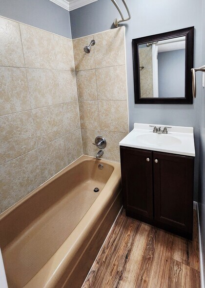 Primary private bathroom - 720 Shadycrest Dr