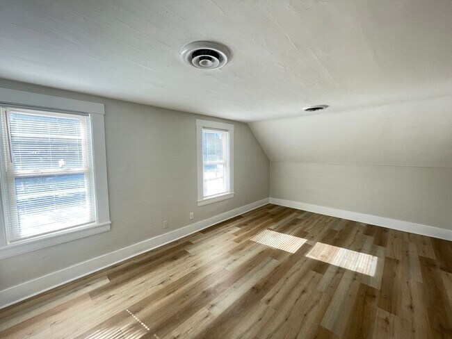 Building Photo - 98 Main St