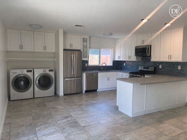 Building Photo - 10547 Hayvenhurst Ave