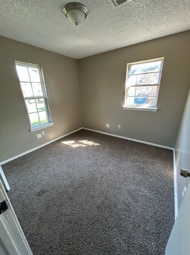 Building Photo - Charming 5 Bedroom Rent to Own Home!!