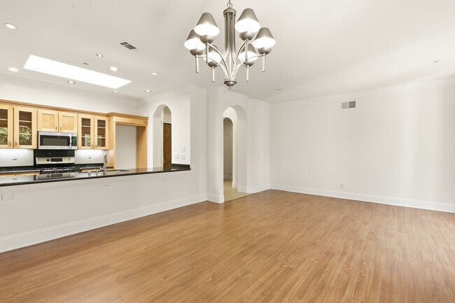 Building Photo - 10305 Almayo Ave