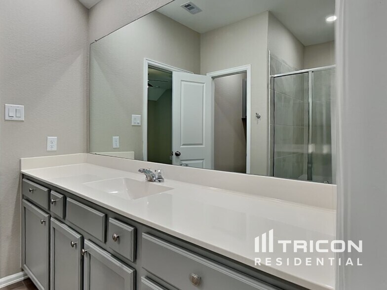 Building Photo - 10487 Pineland Dr
