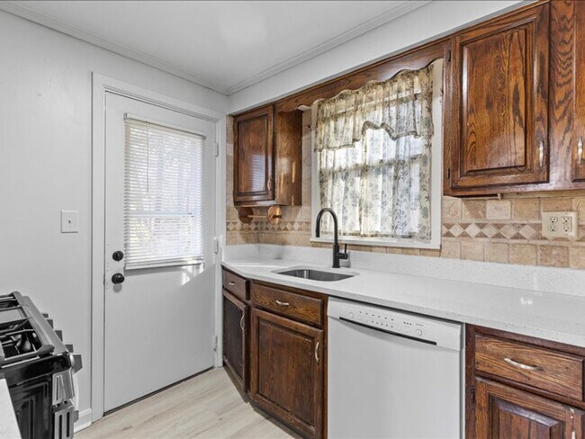 Building Photo - Updated 2 Bed, 1.5 Bath Home in Carrick For Rent – Move-In Ready