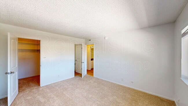 Building Photo - 827 Las Gallinas Ave