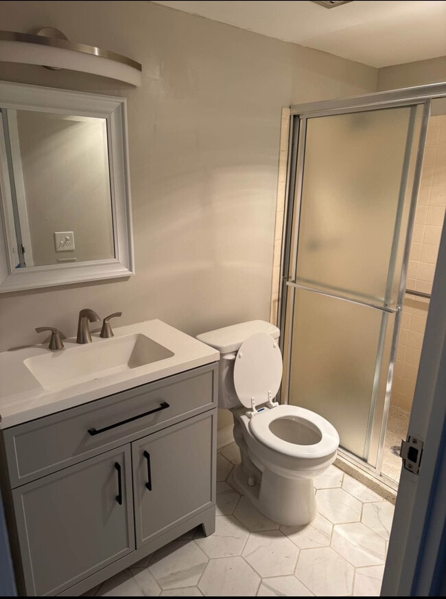 Building Photo - 822 N Fort Thomas Ave