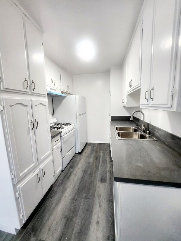 Building Photo - 425 N Hobart Blvd