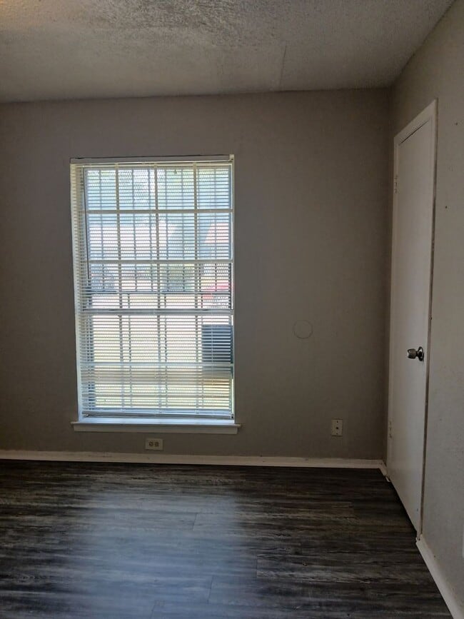 Building Photo - 3 Bedrooms, 1.5 Bathrooms, 1 Car Garage Ne...