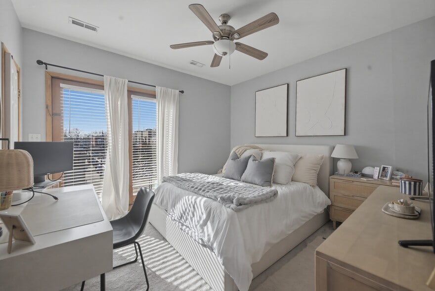 Building Photo - 844 N Wood St