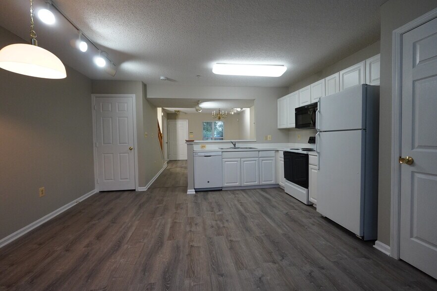 Building Photo - 7480 Catterick Ct