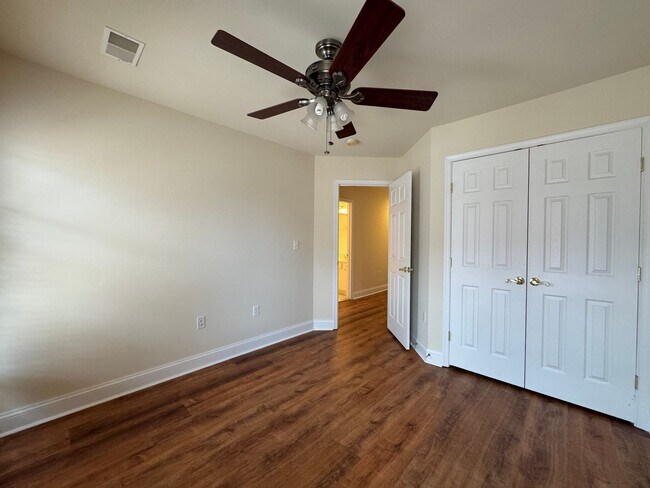 Building Photo - Gorgeous 4 Bed 3 Bath End Unit Brick Townh...