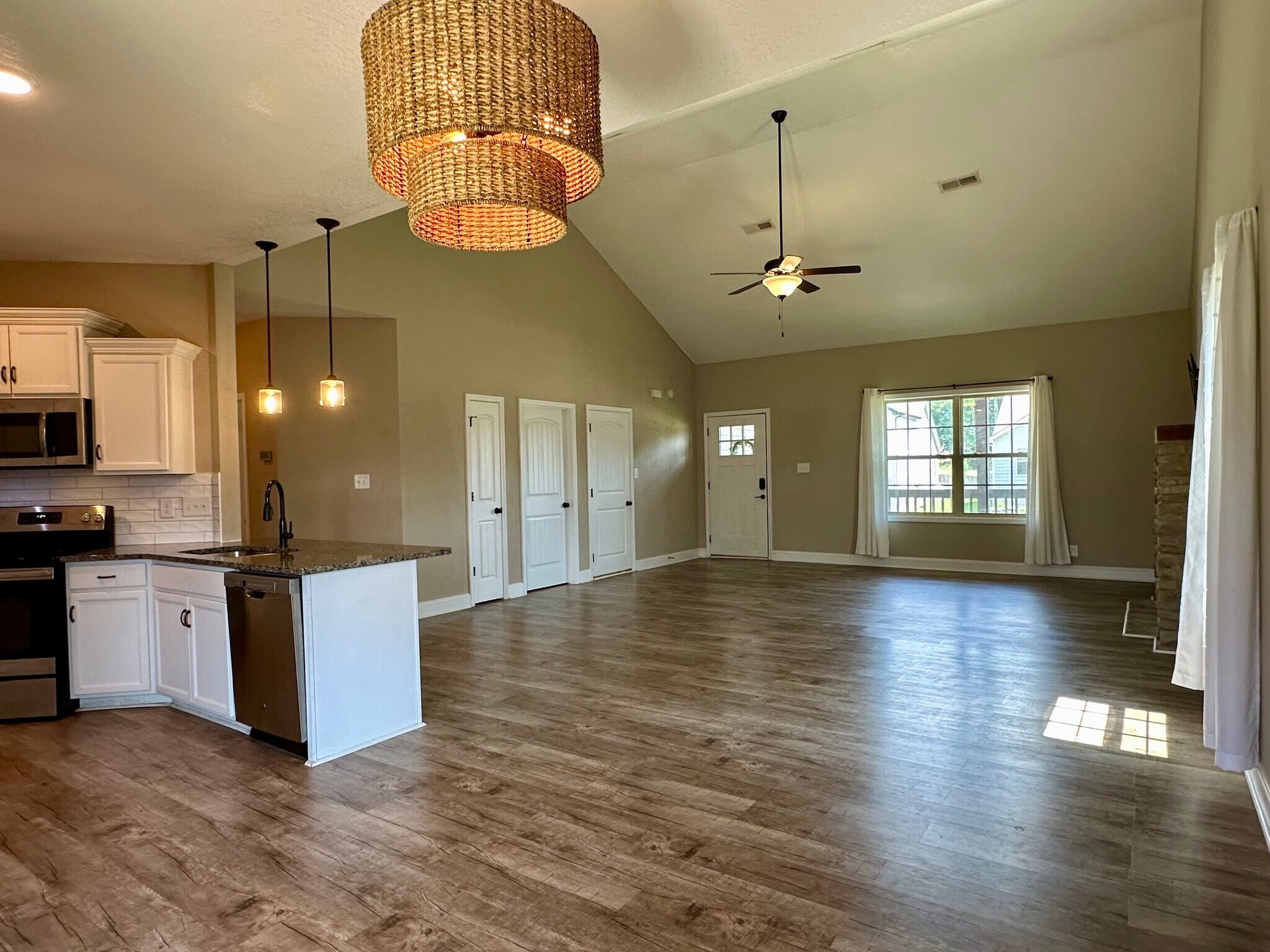 Building Photo - 1124 Eagle's View Dr