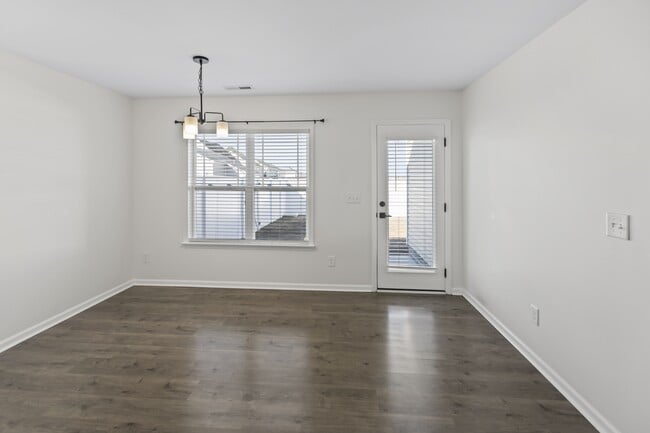 Building Photo - 704 Jade Ln