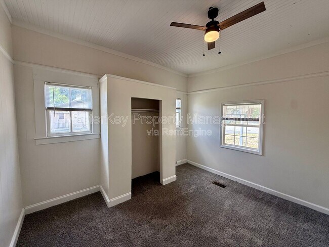 Building Photo - 302 Raynor St