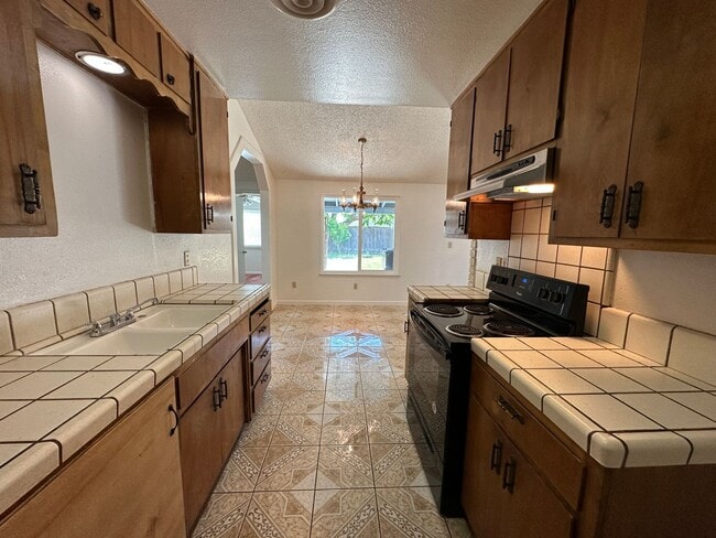 Building Photo - 1135 Amberwood Ln