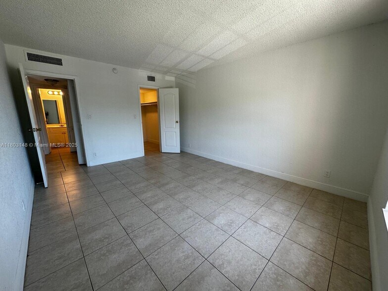 Building Photo - 5201 Geneva Way