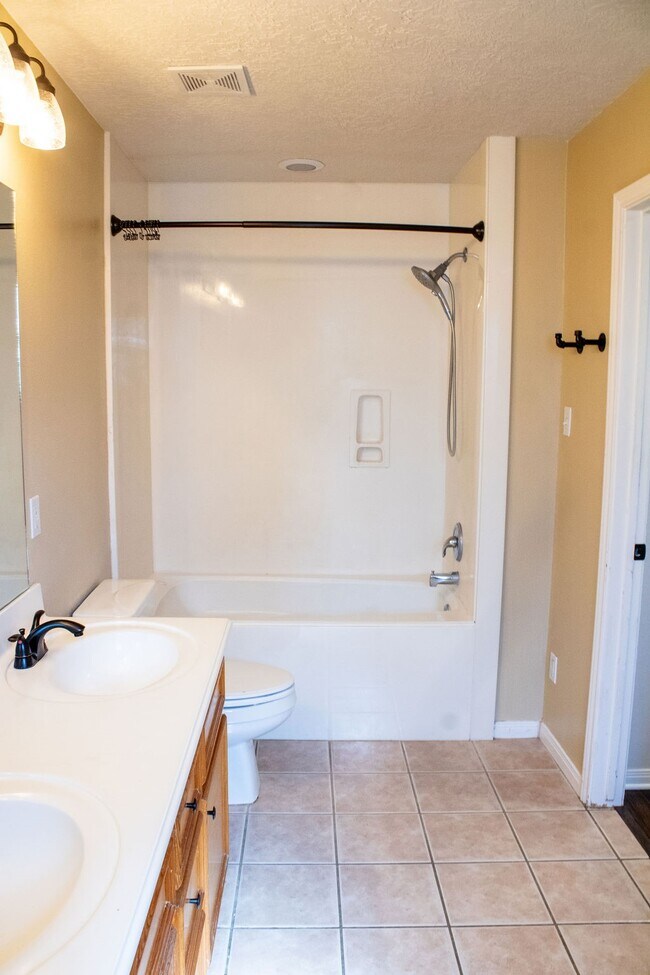 Building Photo - 9550 Thousand Oaks Loop