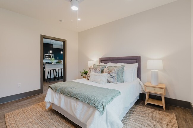Building Photo - Spacious & Modern Two Bedroom Apartment! *...
