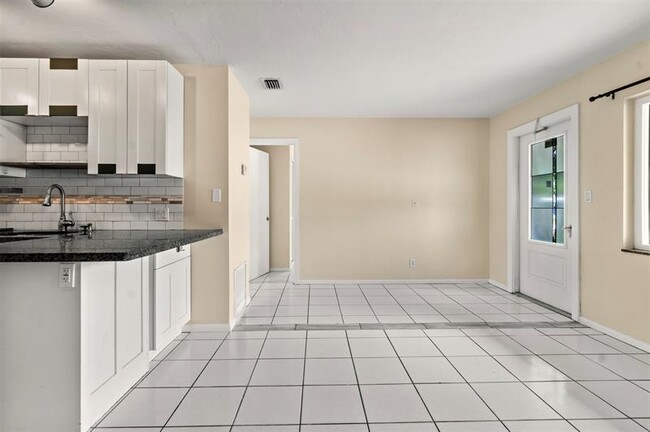 Building Photo - 1415 NE 25th St