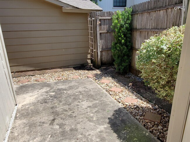 Building Photo - 2902 Southern Cross Dr