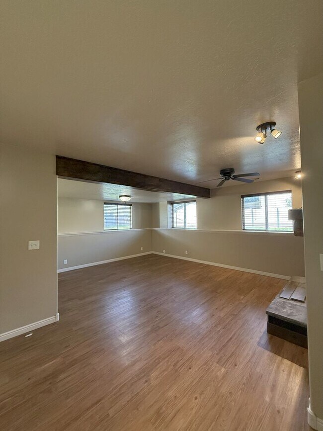 Building Photo - Your Perfect 5-Bedroom Retreat in Harrisvi...