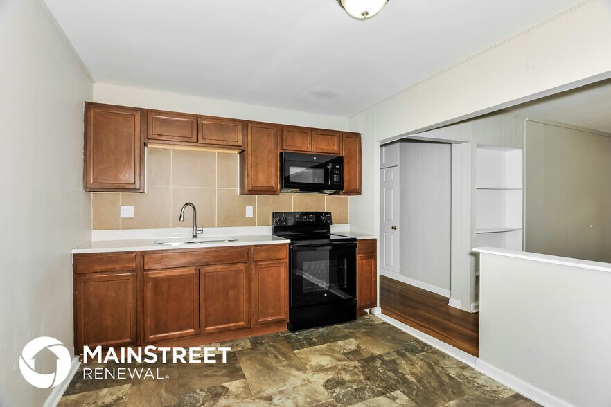 Building Photo - 9827 Portage Dr