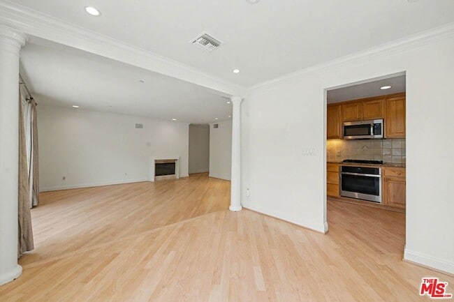 Building Photo - 1830 Pelham Ave