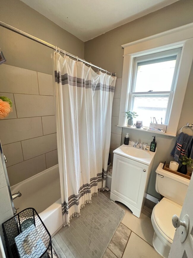 Building Photo - AVAILABLE JUNE - 3 Bed, 1 Bath Home close to Chester Park