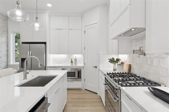 Building Photo - 1000 W 10th St